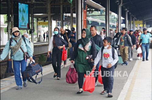 Cirebon Station Swamped with 54,000 Passengers After Long Holiday