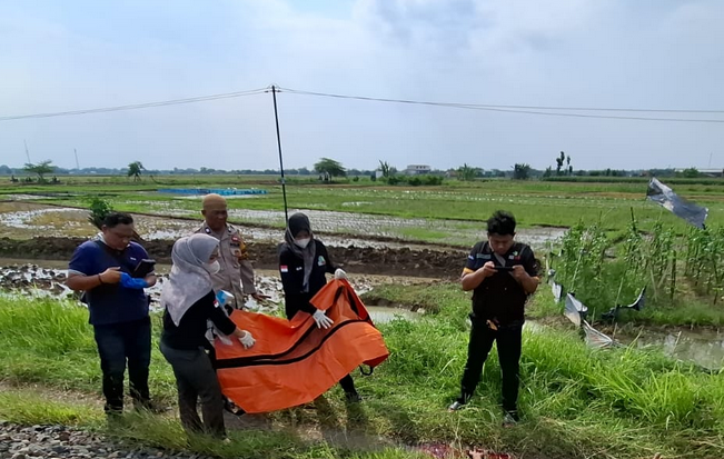 Unidentified Man Dies After Being Struck by Freight Train in Ngampel, Kendal