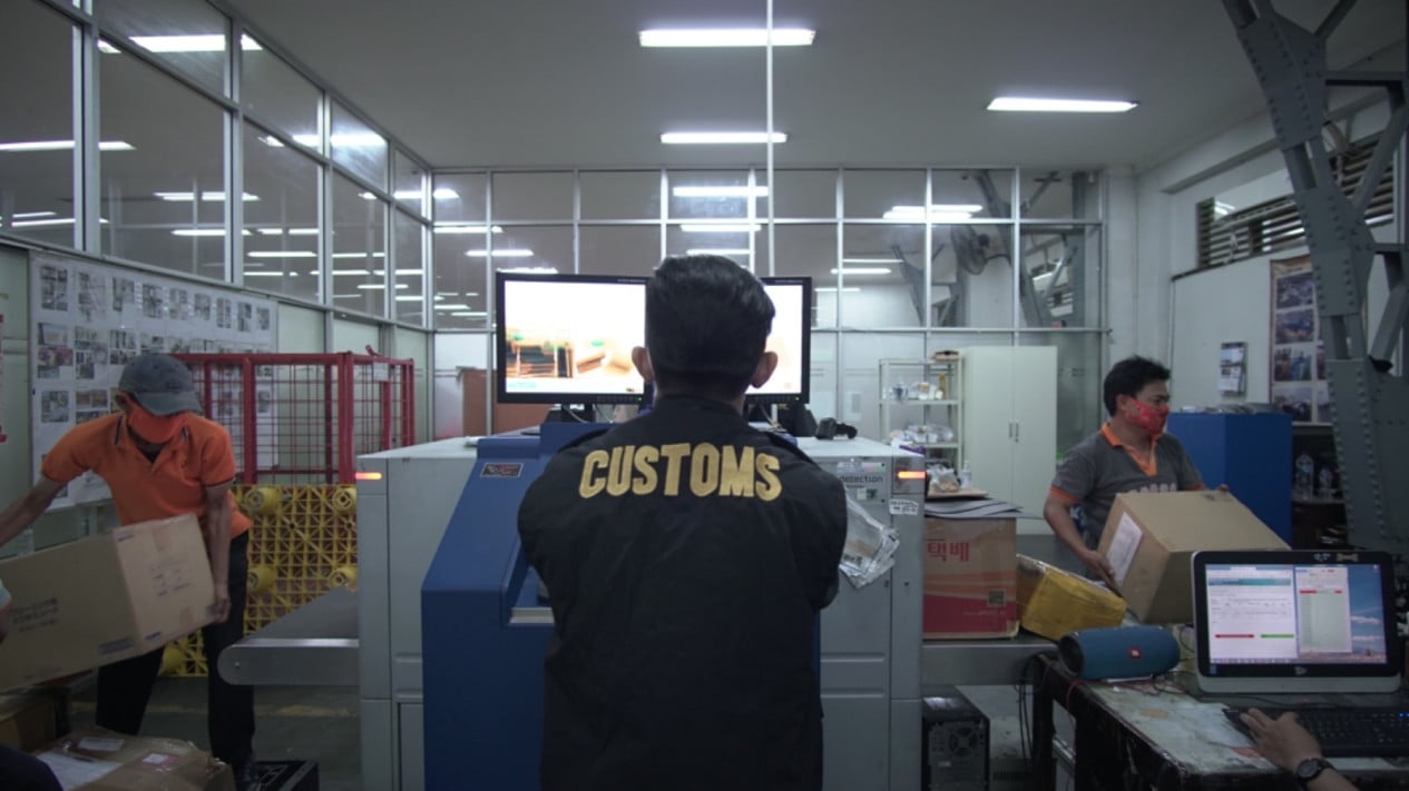 Bag Unpacked - Belongings Missing, Former UN Peacekeeping Soldier Rages at Customs