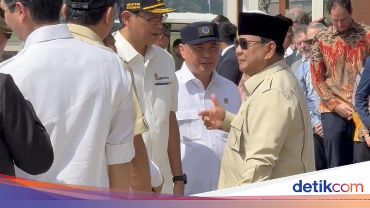 After Handing Over Military Equipment to TNI, Prabowo Asks Purbaya: How is the Dollar?