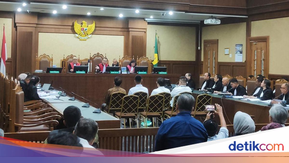 Eight Defendants Charged in LPEI Export Financing Corruption Case Causing Rp 992 Billion State Loss