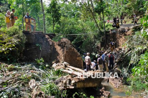 Inter-village Connecting Bridge Collapses in Temanggung, Leaving Hundreds Isolated