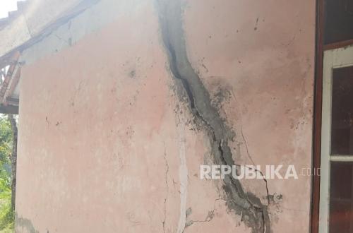 Landslide in West Bandung Damages Four Houses, Dozens More at Risk