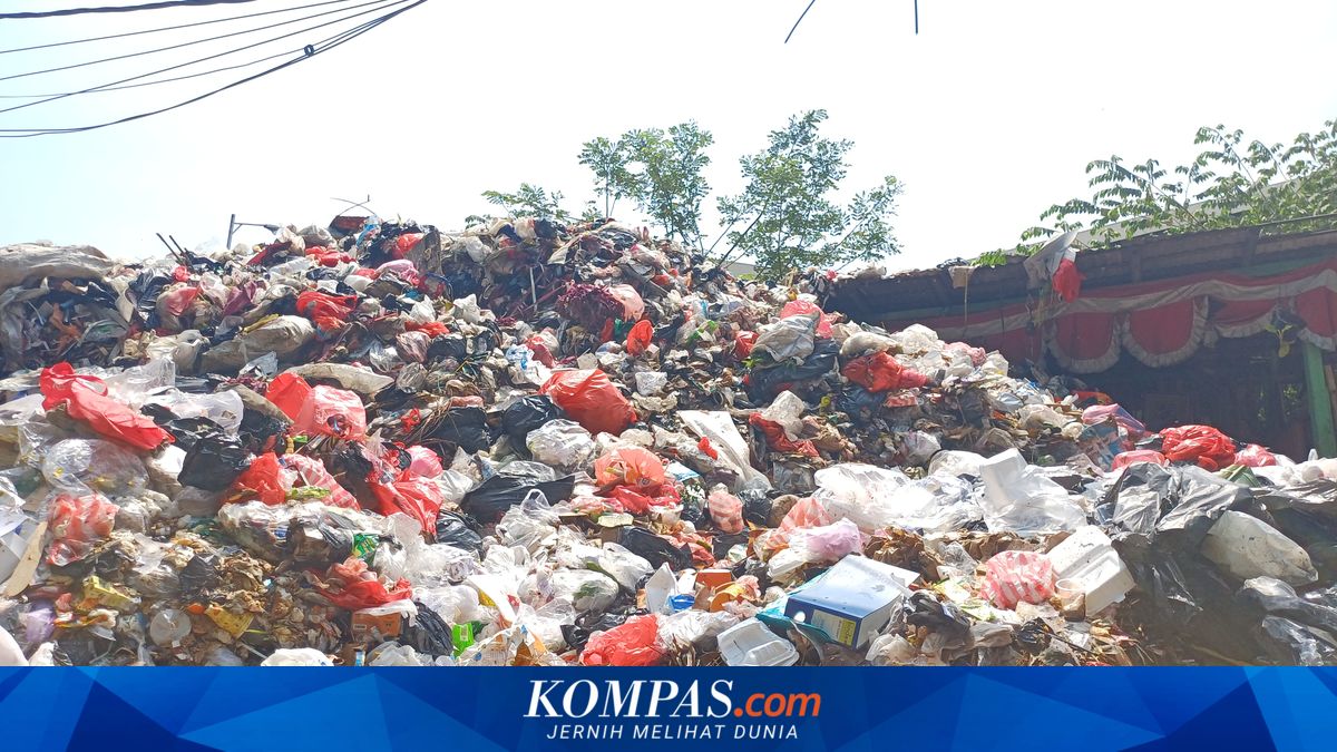 Waste Piles Up at Sunter Jaya Disposal Site in North Jakarta, Reaching 3 Metres High