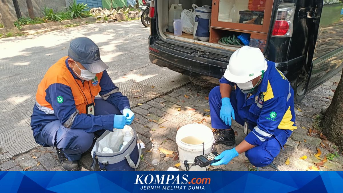 Bekasi Environmental Agency Samples Deep Blue Water in Rawalumbu River; Results Released