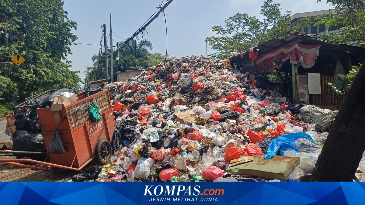 Waste at Sunter Disposal Site in North Jakarta Rarely Collected Due to Broken Trucks