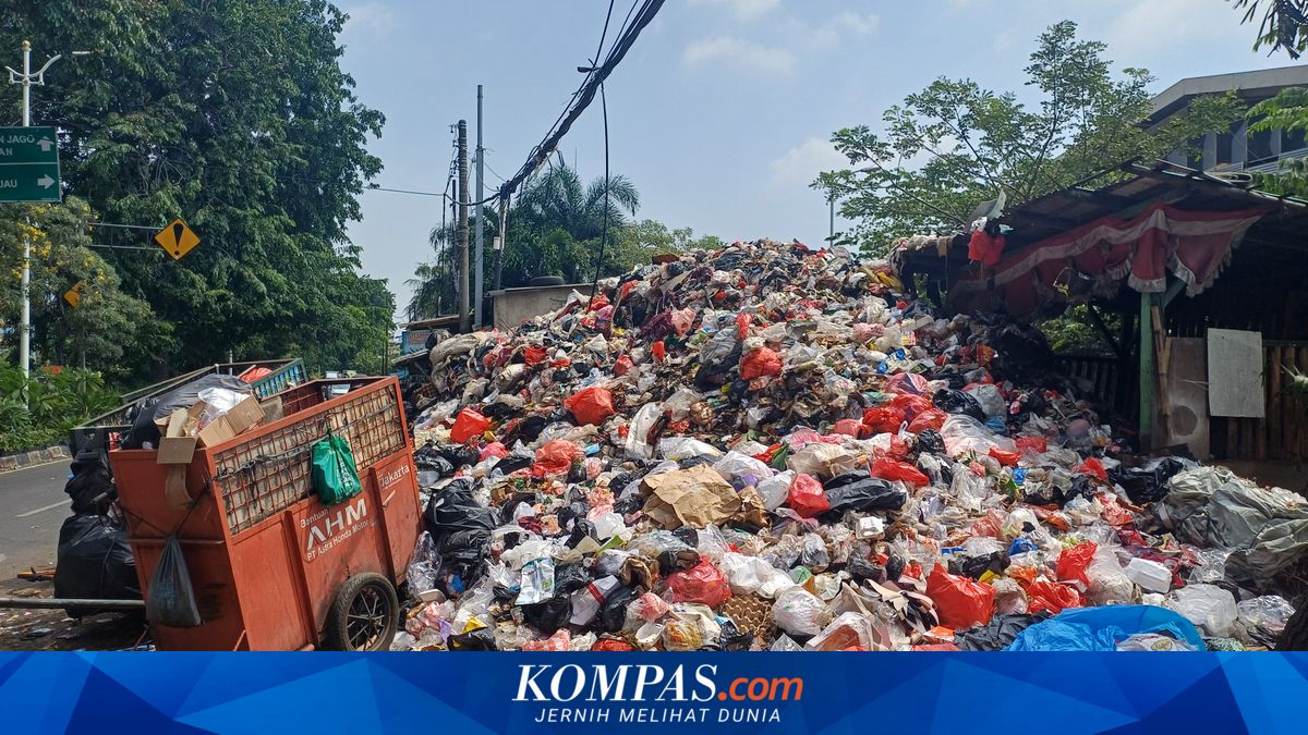 Traders Complain of Accumulating Waste at Sunter Temporary Disposal Site, North Jakarta, as Customers Avoid Area