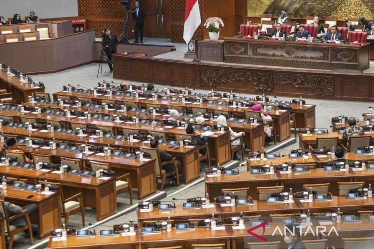 Revision of Civil Servant Law: A Middle Ground to Protect Contract Workers and Fiscal Stability