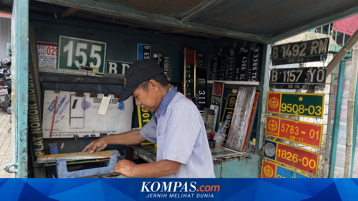 Behind the Matraman Hammering: Roadside Number Plate Services Remain a Staple for Residents