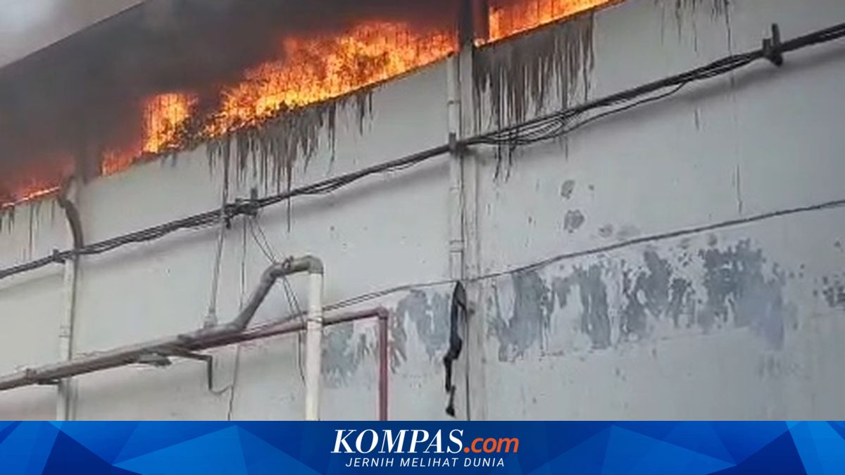 Warehouse in West Jakarta Caught in Fire, Explosions Reported