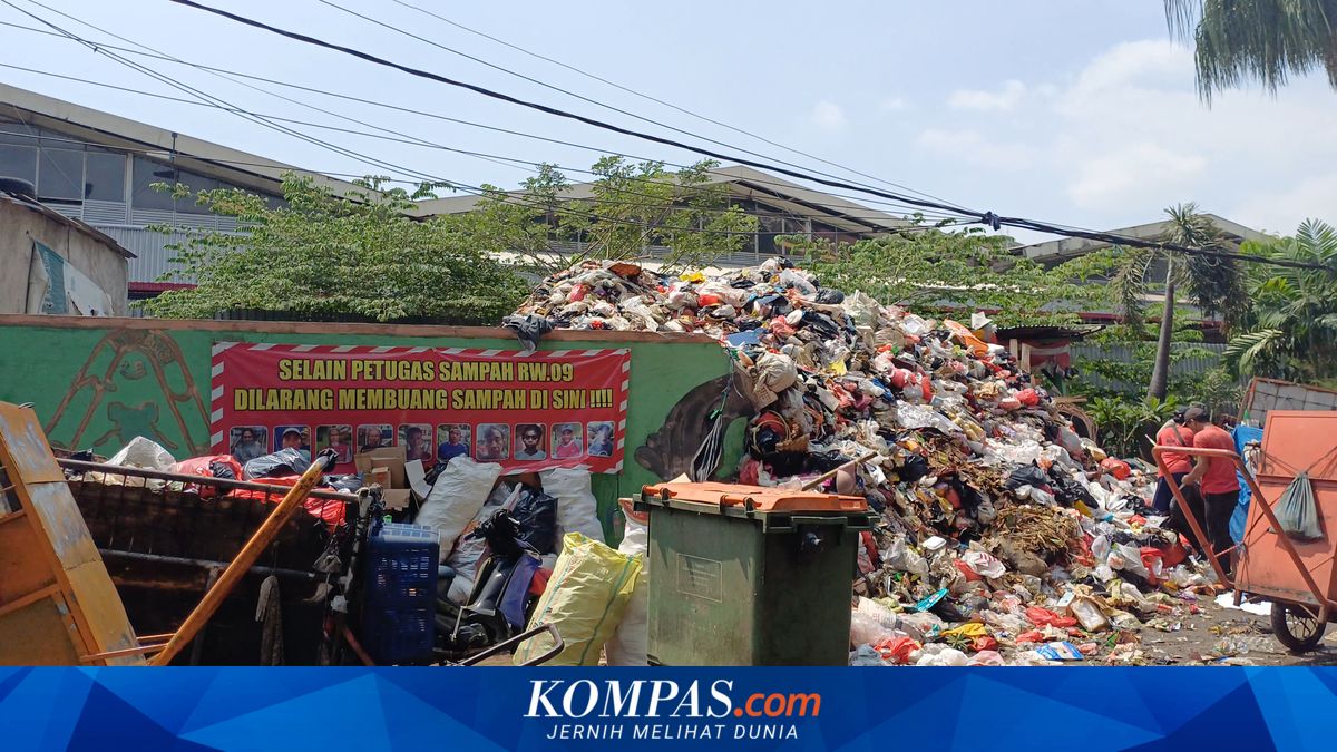 Waste Accumulation in Sunter, North Jakarta, Overflows onto Road, Causing Frequent Traffic Jams