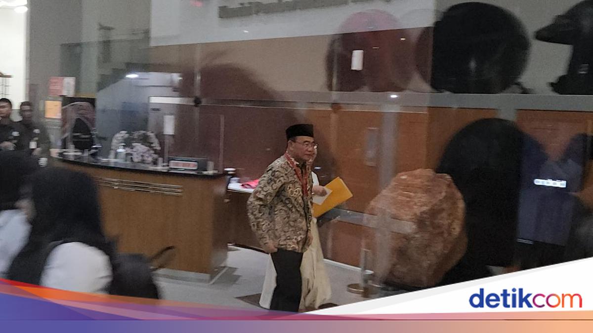 Muhadjir Effendy Visits KPK After Requesting Postponement of Hajj Case Examination