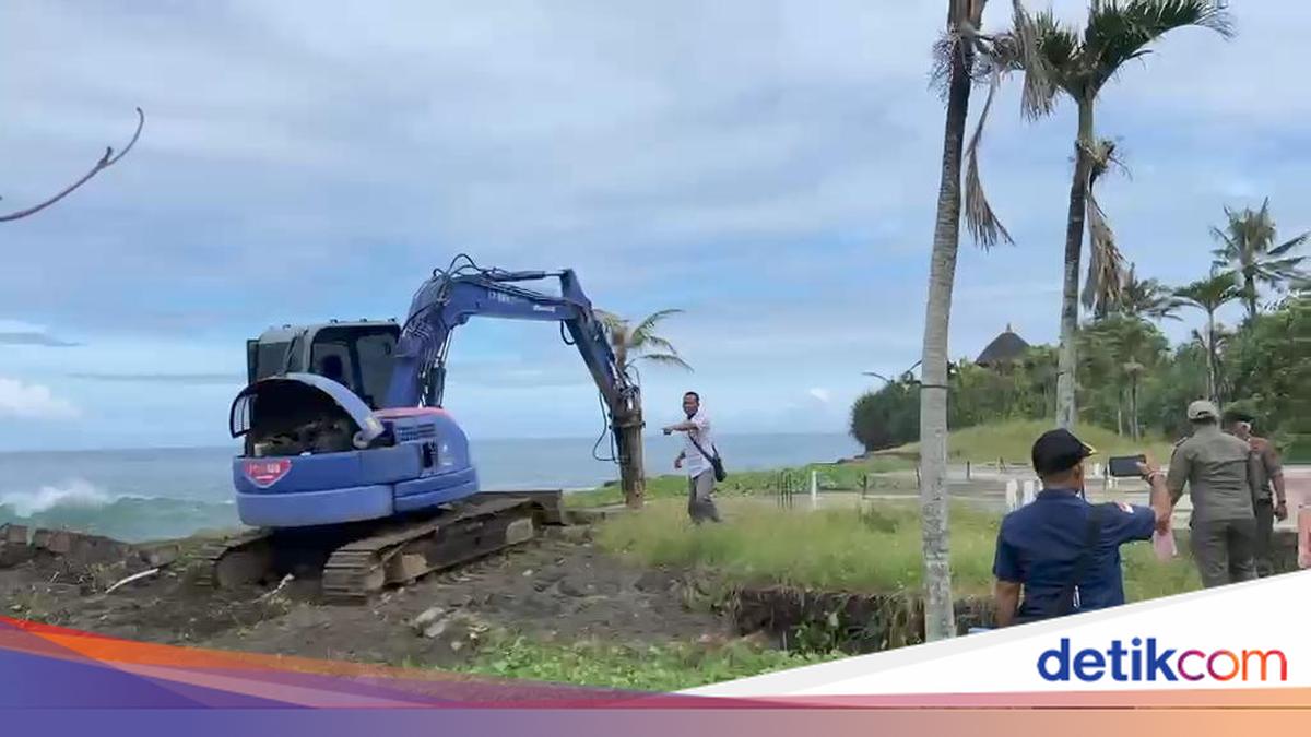 Badung Civil Service Police Dismantle Illegal Cafe Foundations Near Temple at Seseh Beach