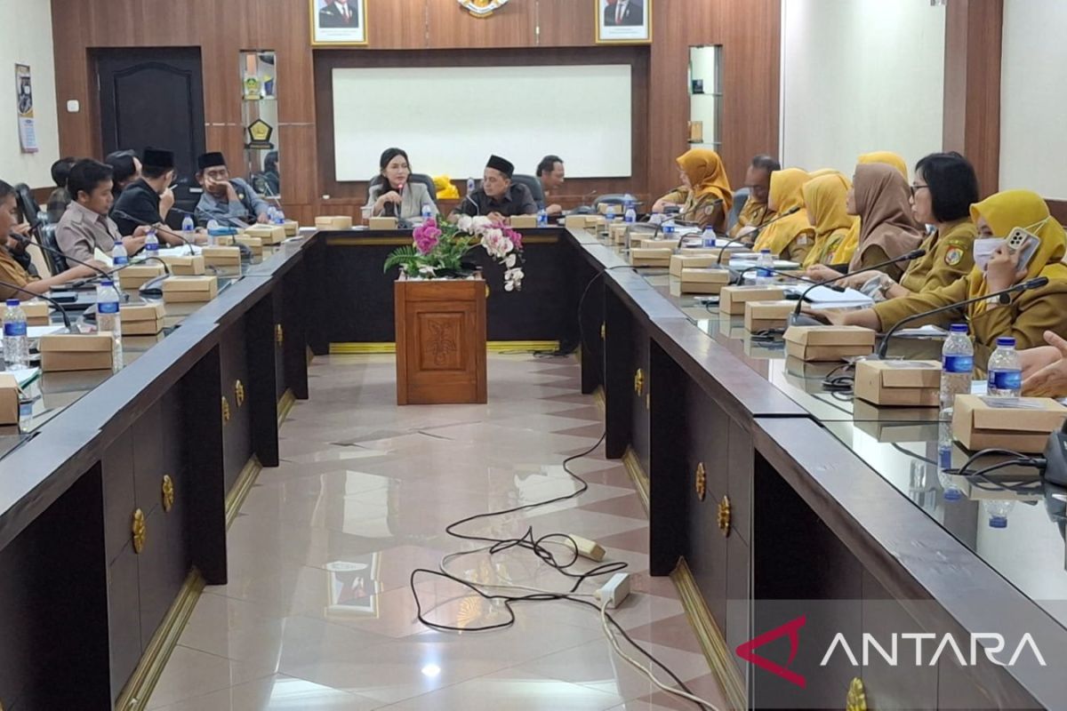 Jember Regional Councillor Reveals Reason for Playing Games During Meeting