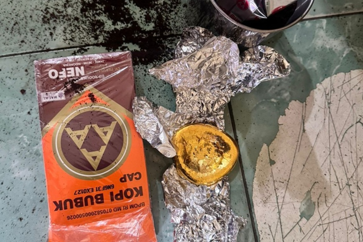 Gold Smuggling Disguised as Coffee Packaging Uncovered at Jambi Airport