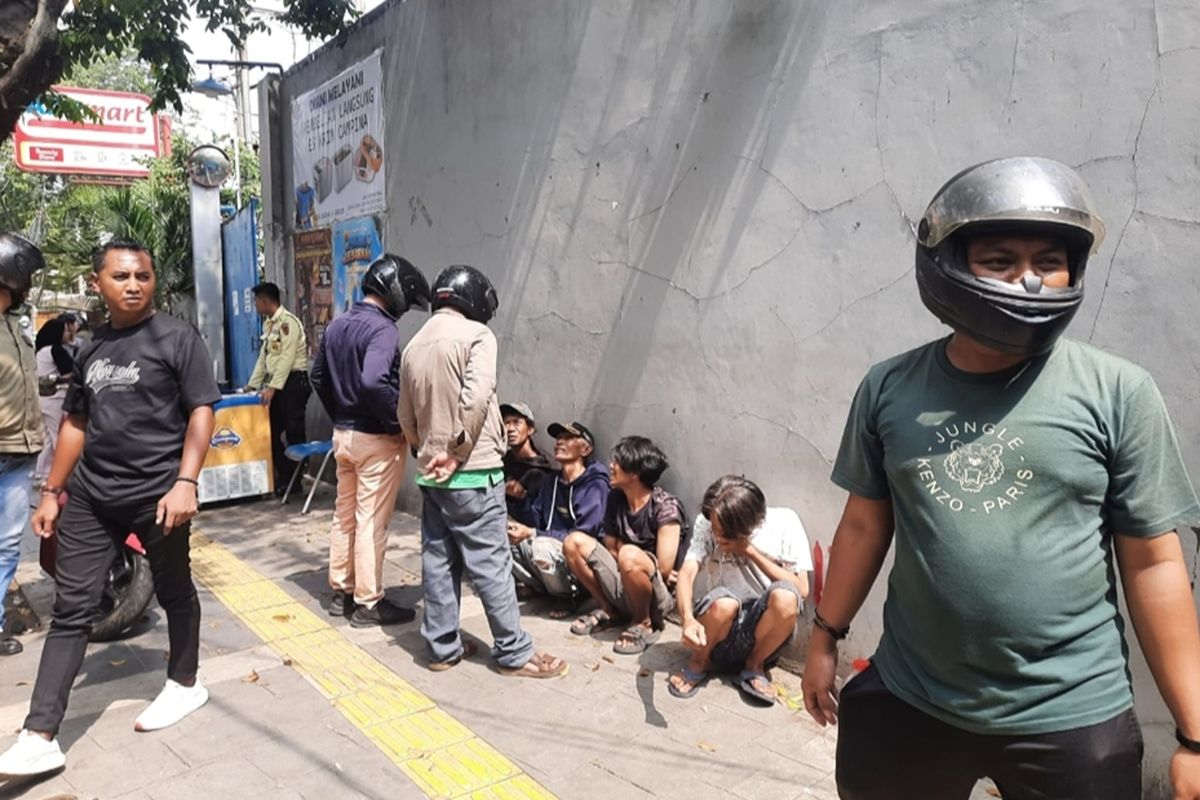 10 illegal parking attendants apprehended in Cengkareng