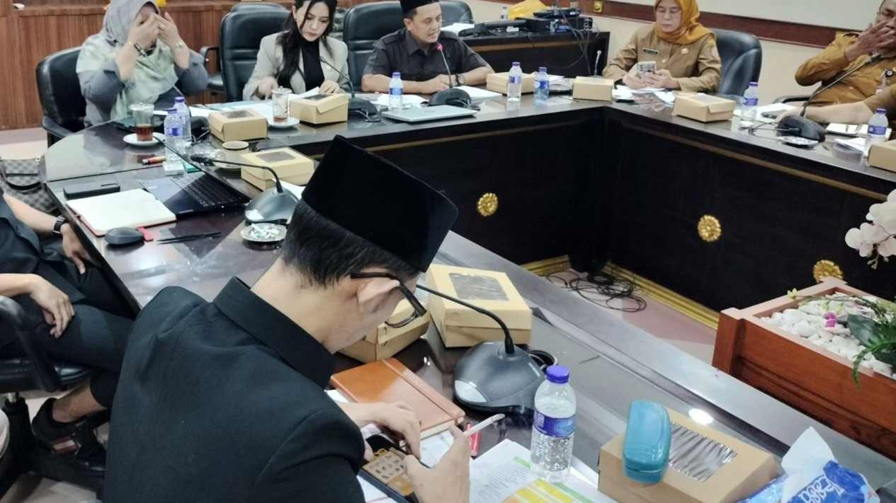 Jember Regional Representative Achmad Syahri Explains Playing Game During Meeting: Forgot to Feed Cows in Simulation