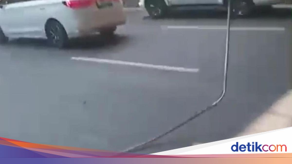 Caution Advised: Loose Electrical Cables Hanging Over Road in Semanggi, Central Jakarta