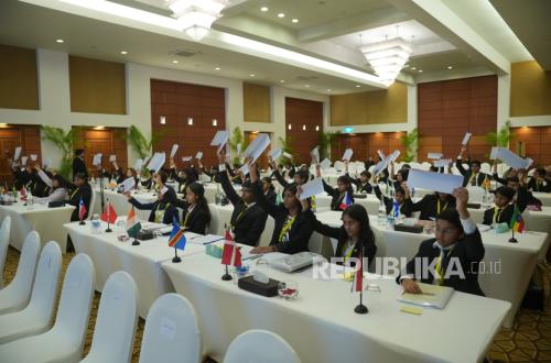 Youth Trained to Tackle Global Issues Through UN Model Simulations