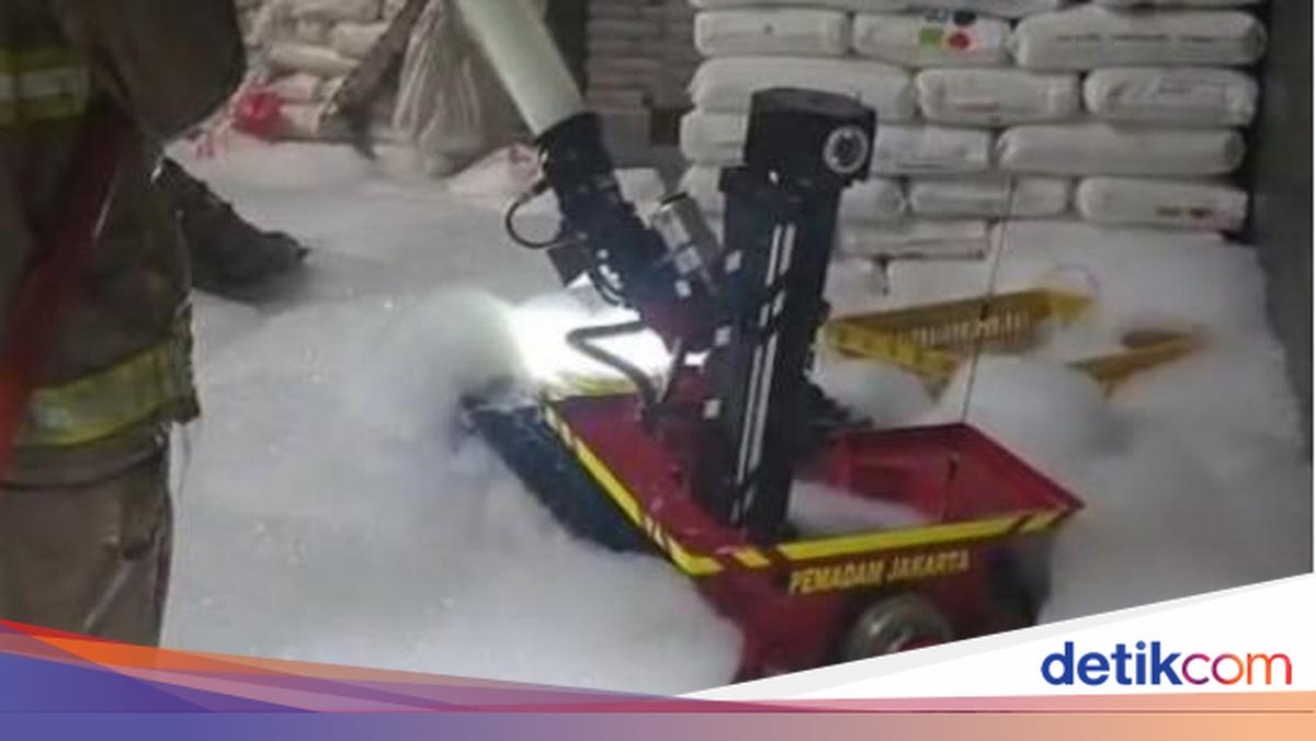 Hours-long factory fire in West Jakarta leaves three injured