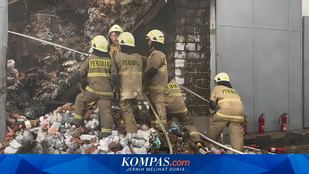 Plastic warehouse fire in Kapuk, West Jakarta, cooling under way after 19 hours