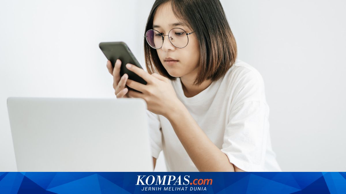 Why the sound of office group notifications causes stress during working from home