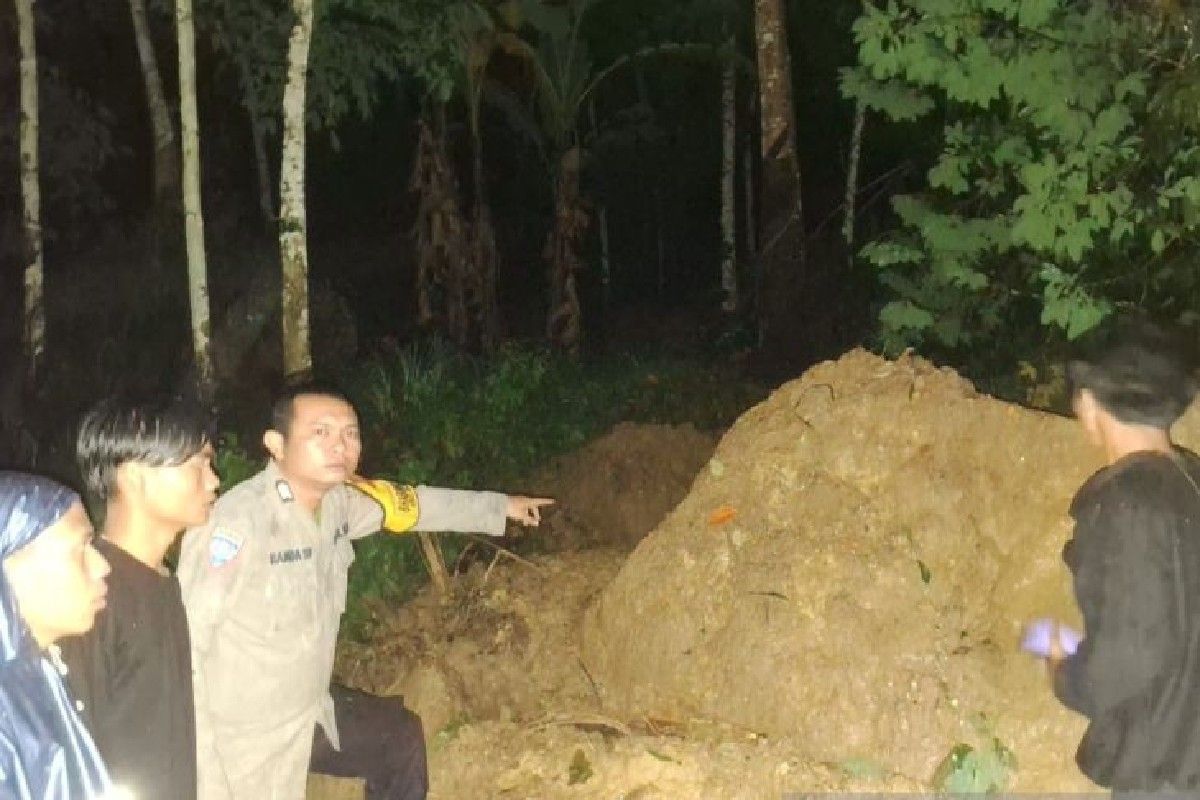 Two residents of South Tapanuli Regency reportedly buried in landslide