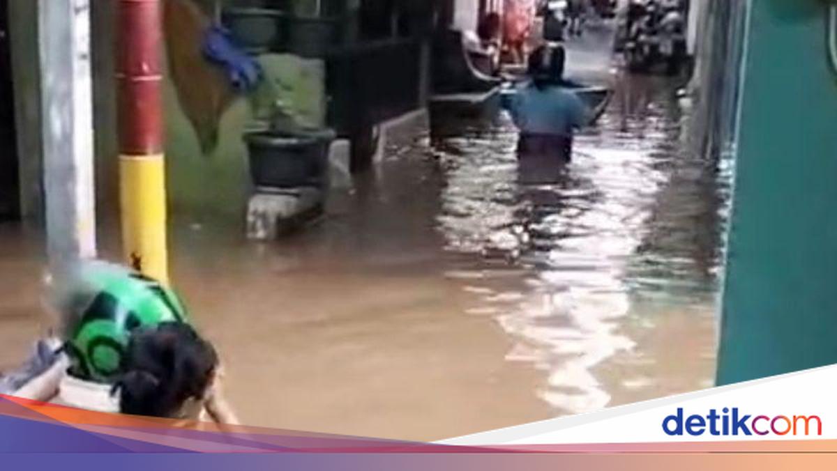 Kebon Pala in East Jakarta hit by 140 centimetres of floodwaters; RT chief says residents are still safe