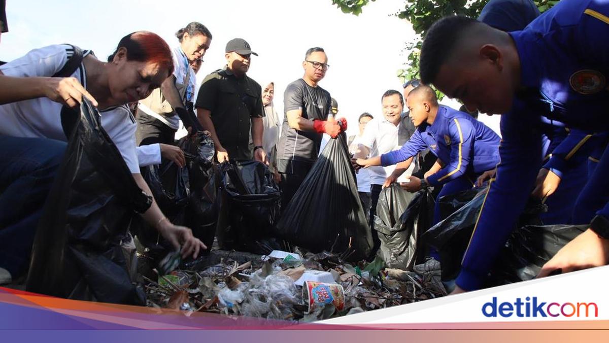 Deputy Home Affairs Minister, together with civil servants and IPDN cadets in NTB, launches Beach Clean-Up Campaign