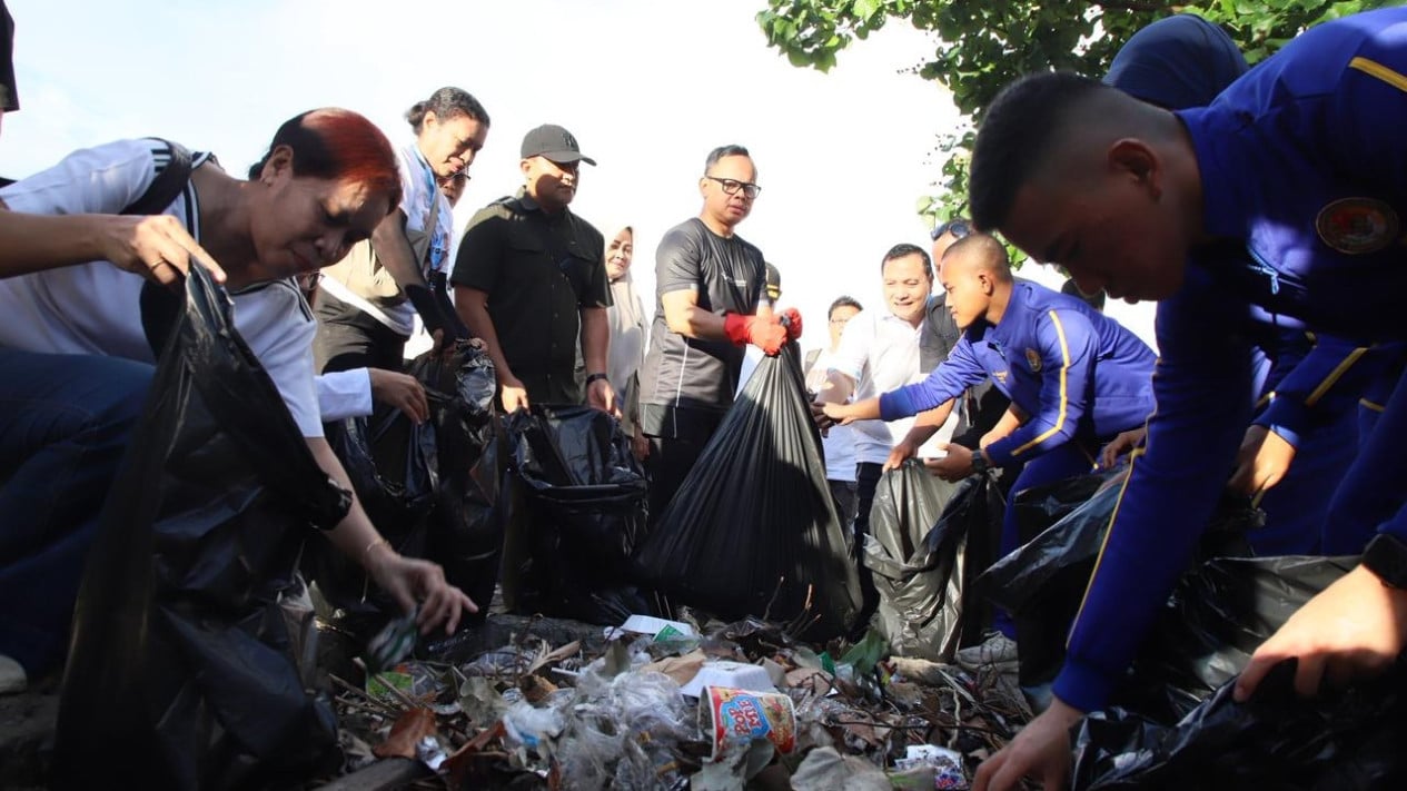 Wamendagri Bima Arya Leads Beach Clean-Up Campaign with ASN and IPDN NTB Cadets in Support of Indonesia ASRI