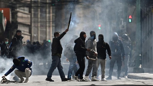Economic crisis deepens as thousands of demonstrators demand the president's resignation