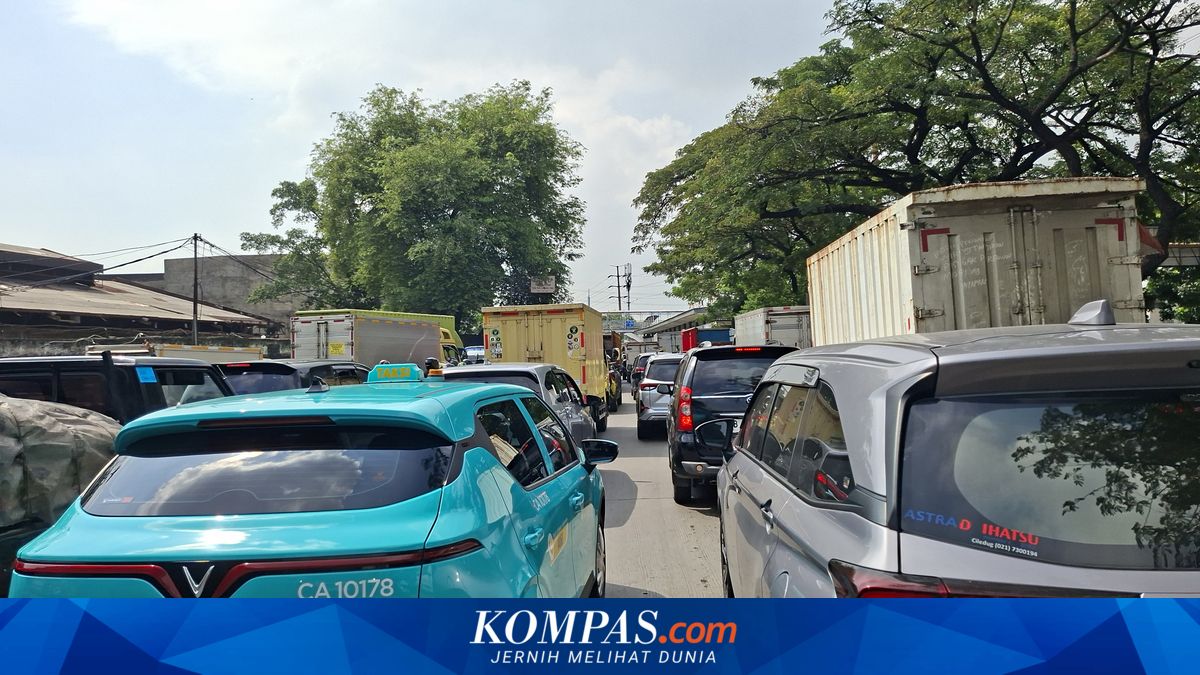 Daan Mogot Road in West Jakarta Sees 5-Kilometre Traffic Jam Triggered by Plastic Warehouse Fire