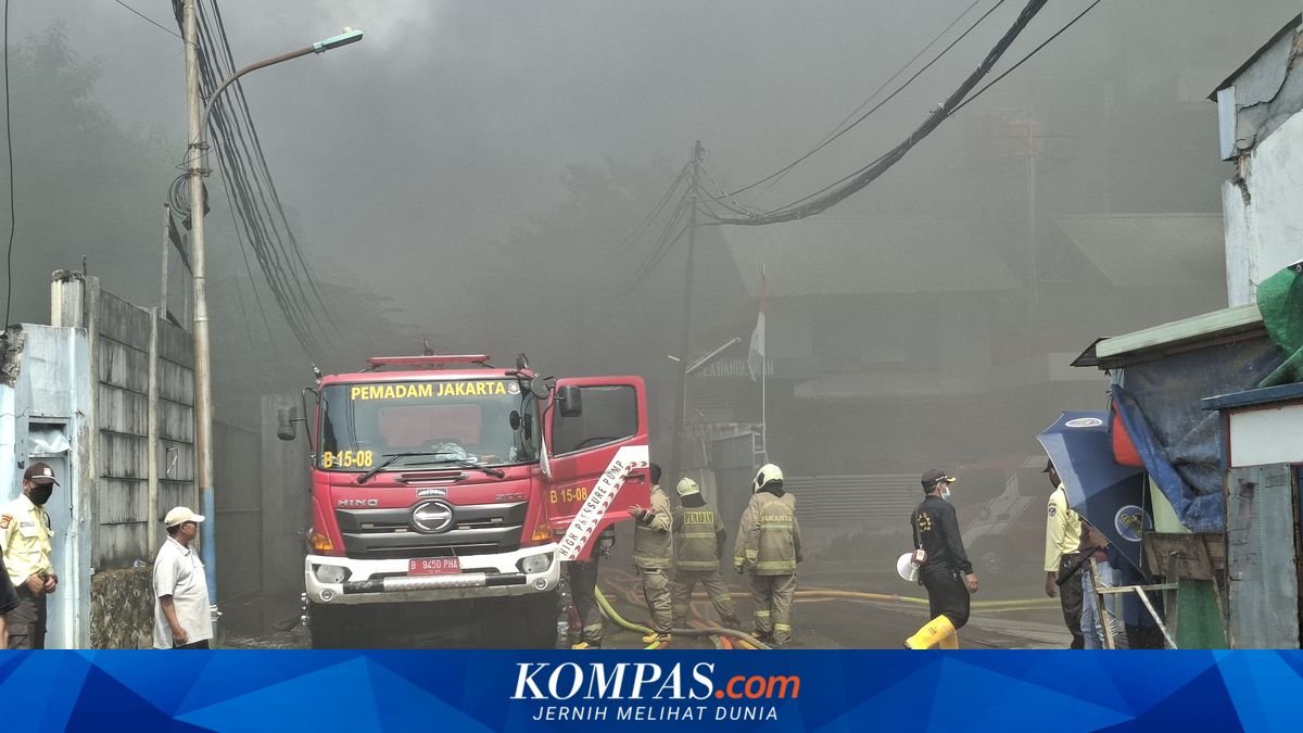 Plastic warehouse in West Jakarta still emitting thick smoke after more than 20 hours