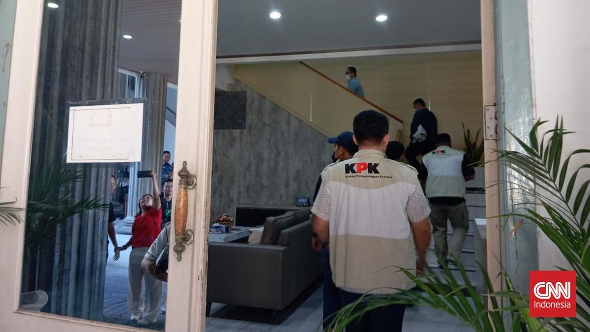 KPK Raids Pacitan Businessman's House in Ponorogo Regent Case