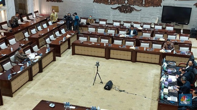 DPR Questions BI Over Rupiah's Failure to Hit Target; Here Is Perry's Explanation
