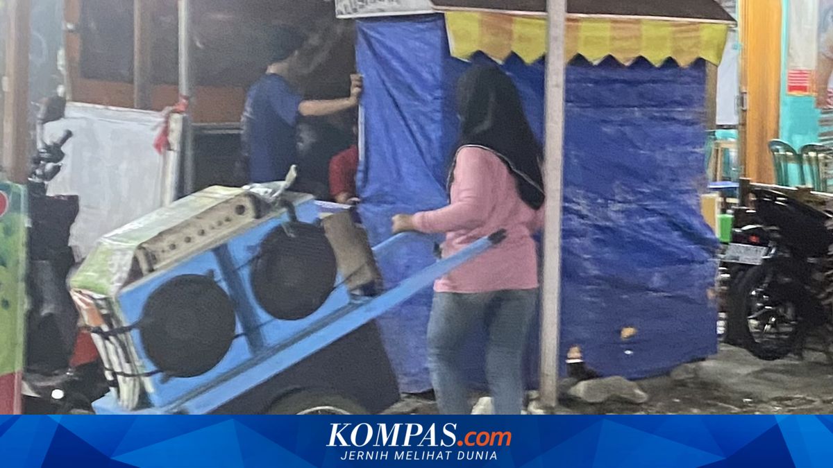 From Alley to Alley, They Survive Using Speaker Carts
