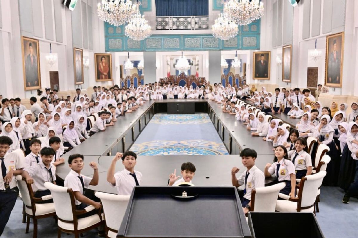 University students and school pupils learn about governance at the Presidential Palace