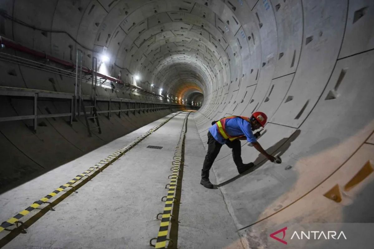 Vehicle traffic diverted towards central Jakarta during MRT Phase 2A works in Harmoni area