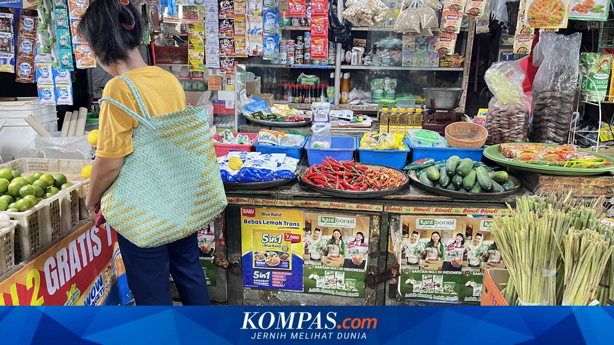 Rupiah Hits Rp 17,700 per US Dollar as Mothers Begin Cutting Back on Entertainment and Eating into Savings