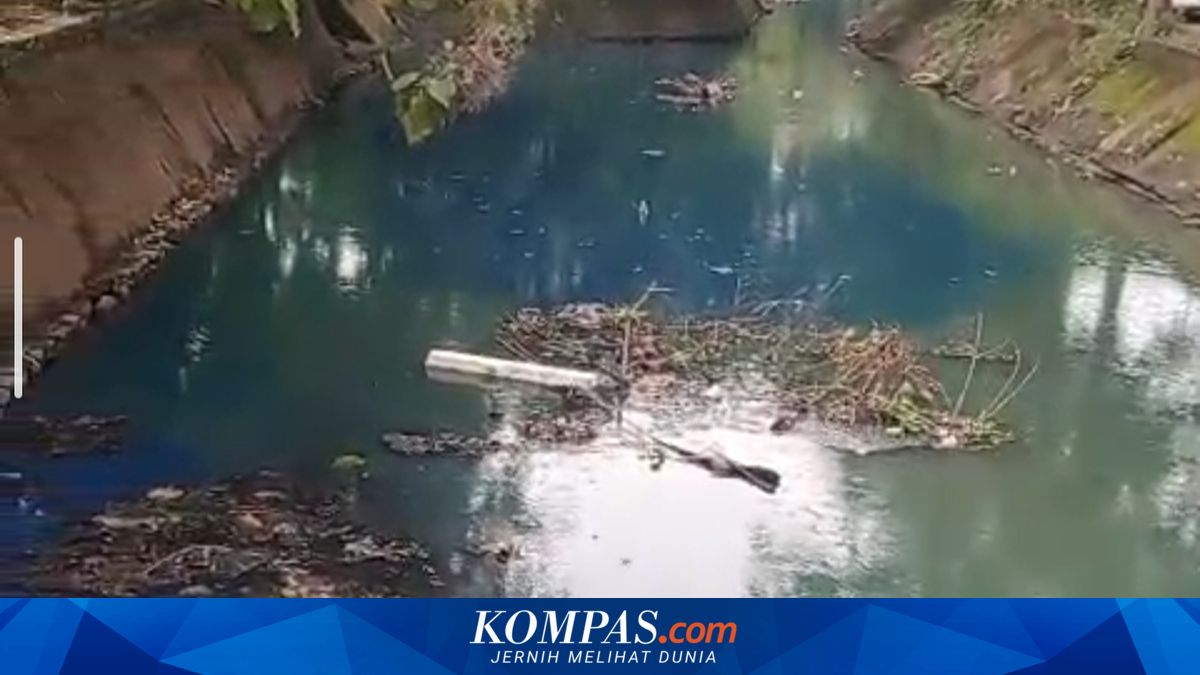 Rawalumbu River in Bekasi Turns Blue Due to Paint Spill