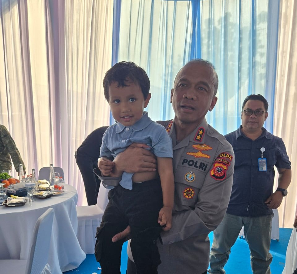 Boy Named 'Ulil Presisi' Captures Attention of West Java Police Chief in Indramayu