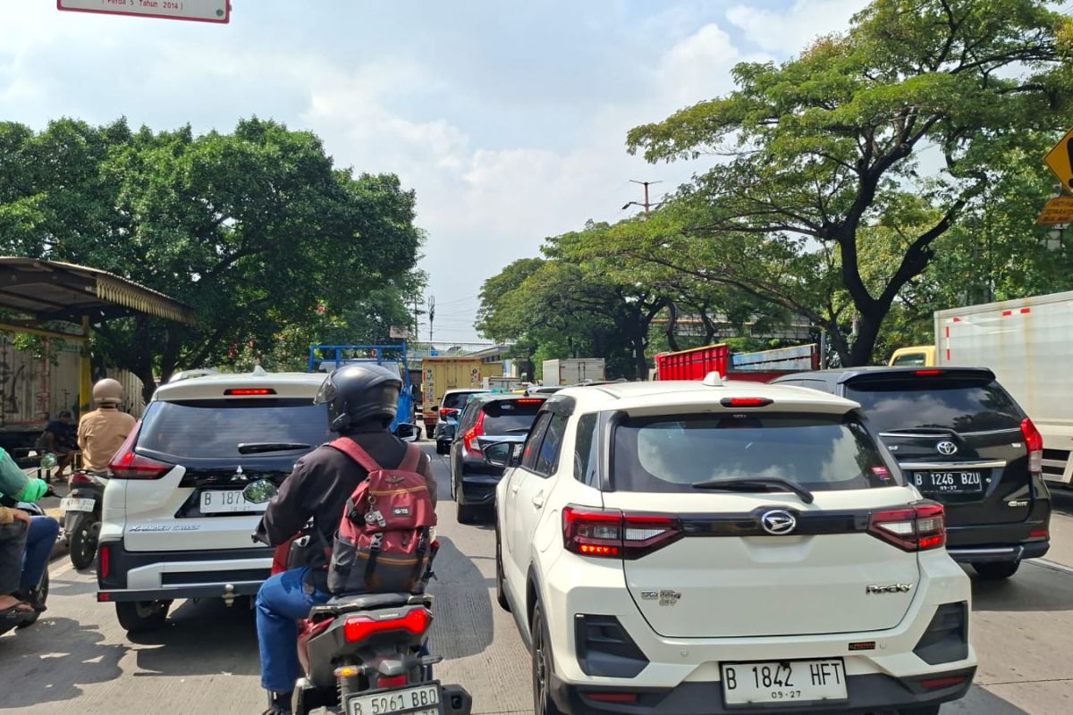 Five-kilometre traffic jam on Daan Mogot caused by warehouse fire in Cengkareng