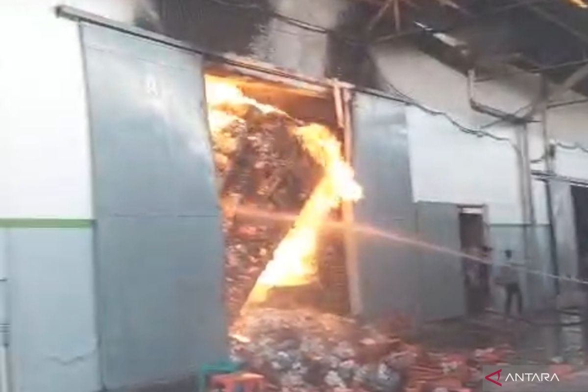 Fire in West Jakarta prompts Sudin Gulkarmat to deploy heavy equipment