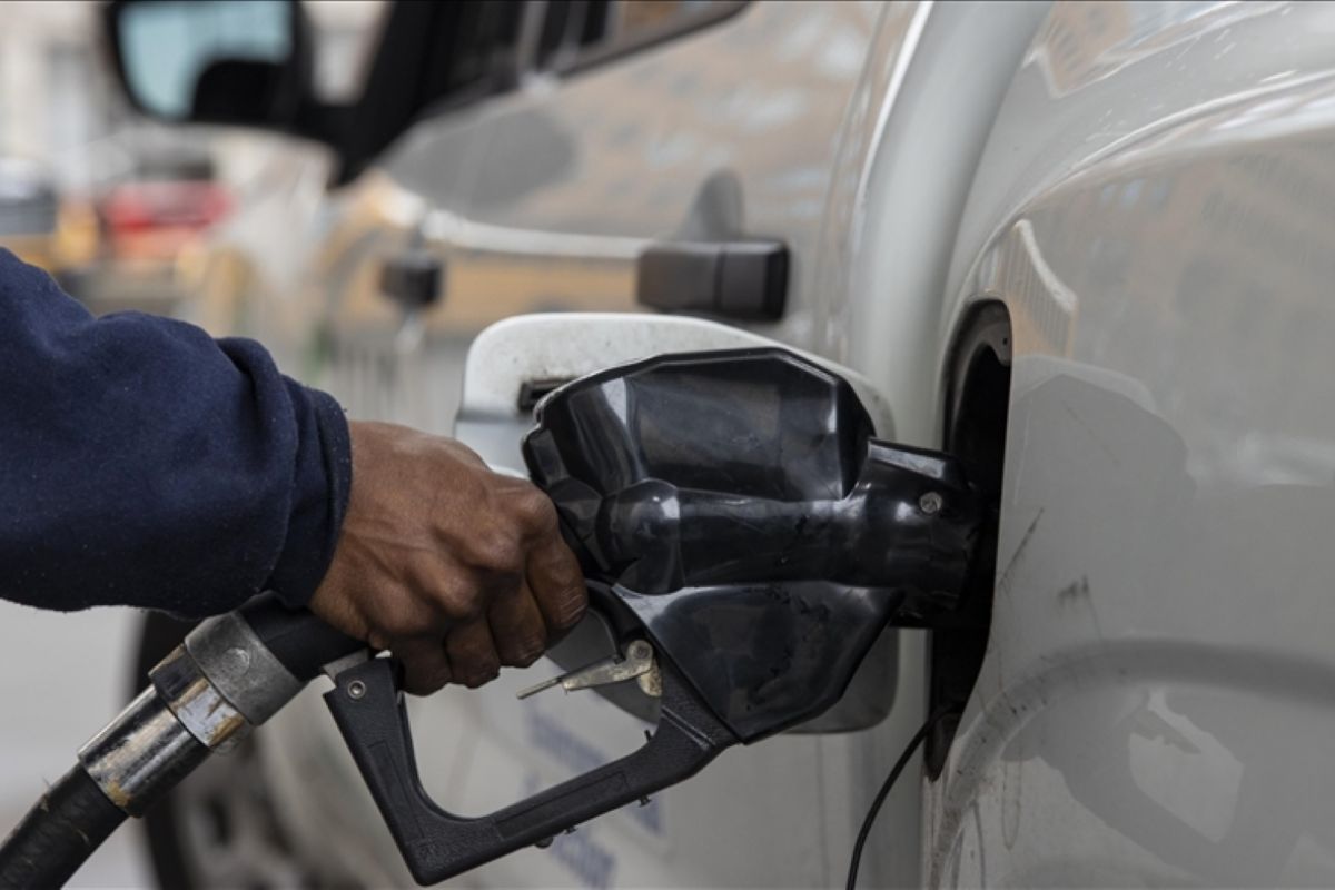 Rupiah weakens as global oil prices rise