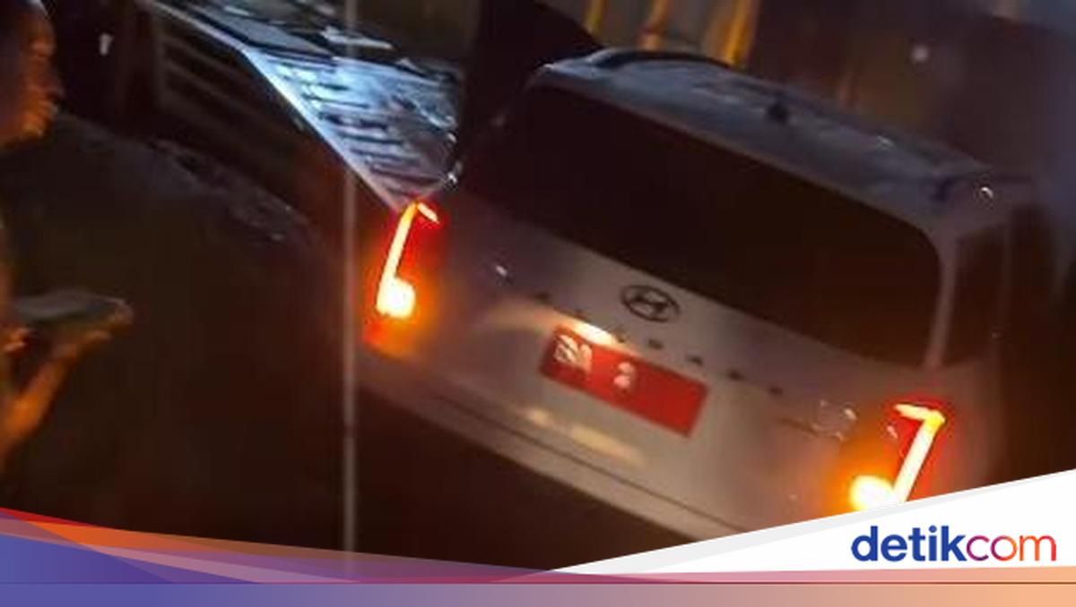 Sitting in the front seat, West Sumatra Vice Governor protected by airbag in collision with truck