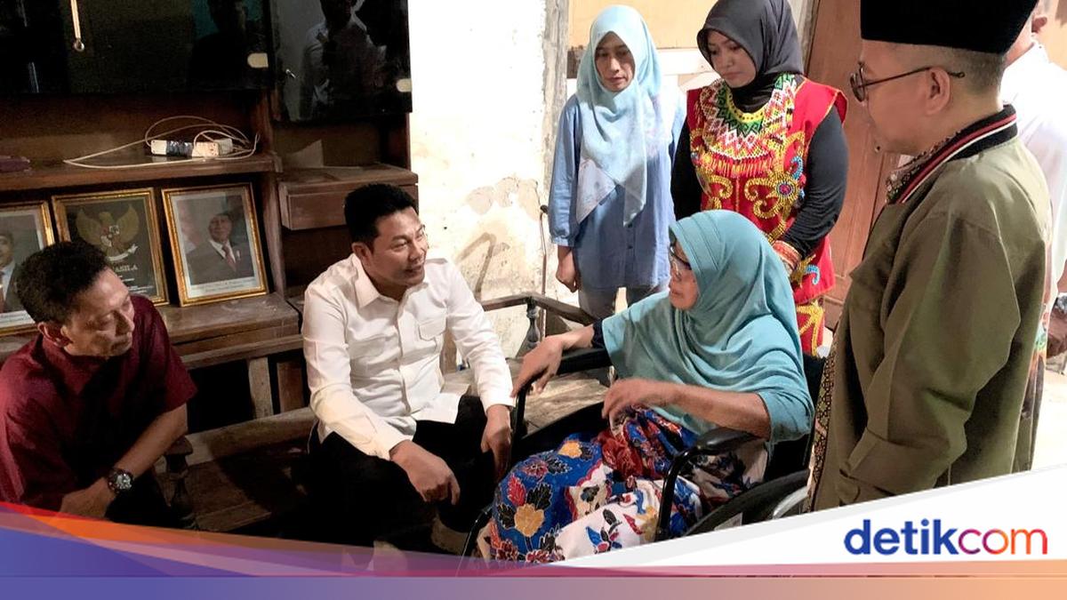 The Spirit of the Sidoarjo Regency Government Reaches Residents Through Wheelchair Aid