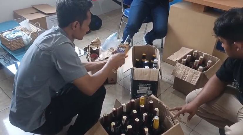 Ahead of Persib vs Persijap, Tasikmalaya Police Narcotics Unit Raids House Containing Thousands of Bottles of Spirits