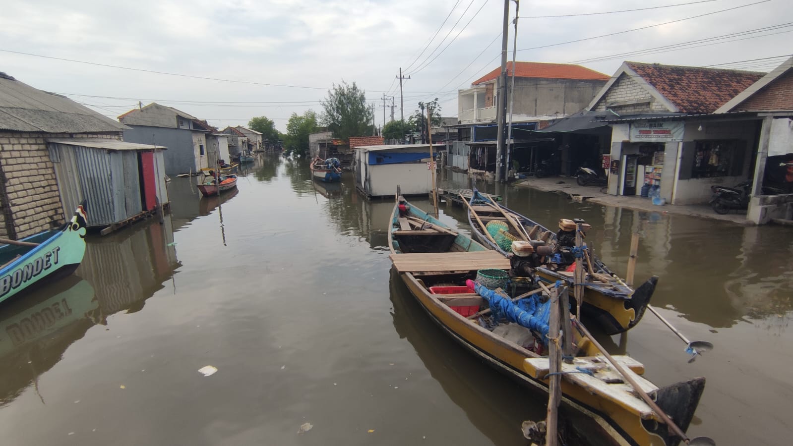 Tidal Floods Swamp Four Coastal Villages in Sedati, Sidoarjo, Paralysing Residents’ Activities and the Tambak Aquaculture Sector