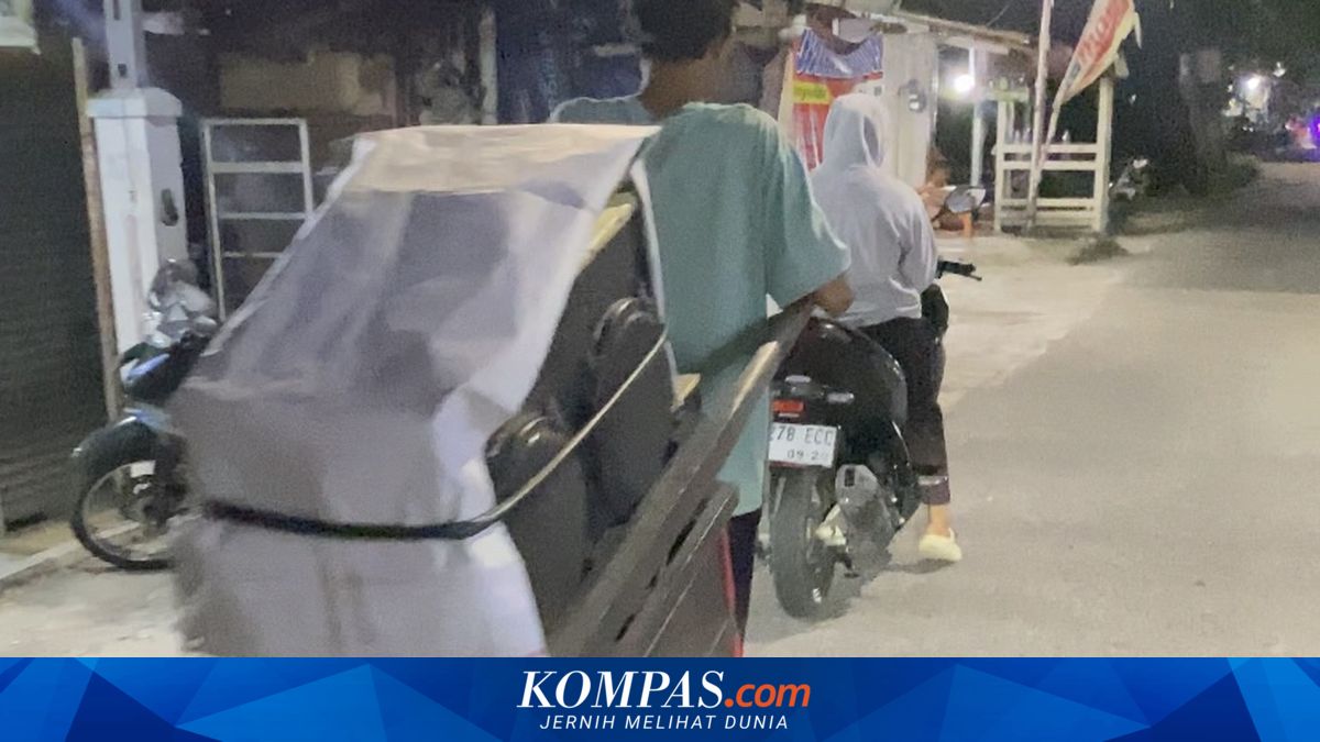 Behind the DIY Speaker, Pushcart Buskers Struggle in Jakarta's Narrow Alleys