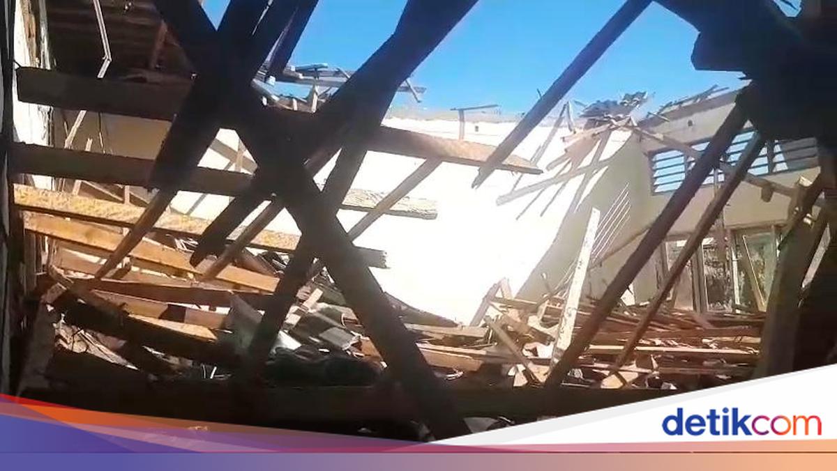 Roof at SMAN 7 Mataram Suddenly Collapses, Several Students Injured by Debris